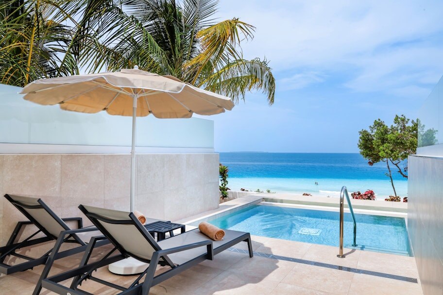 Luxe swimup accommodatie met zeezicht en ligbedjes